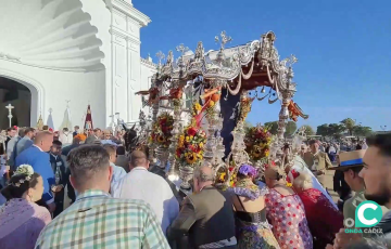 Presentación de la hermandad del Rocío de Cádiz ante la ermita de la Virgen del Rocío