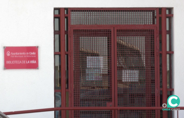 Entrada de la biblioteca de la Viña con las puertas cerradas