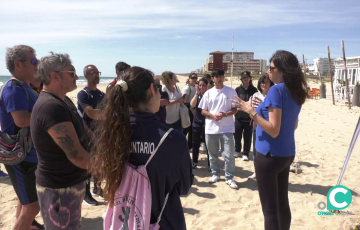 Una monitora dirige una explicación de la actividad a los voluntarios