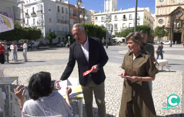 Ruiz Boix reparte el programa de la formación en la plaza de San Antonio