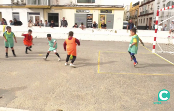 Niños jugando a la pelota en las calles gaditanas
