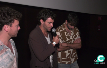 Los actores del film toman la palabra antes de la proyección.