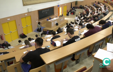 Alumnos examinándose en la Facultad de Medicina de Cádiz en una imagen de archivo.