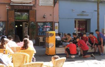 Aficionados disfrutan del partido España-Croacia en la Plaza de Mina 