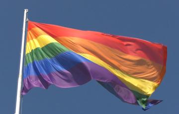 La bandera del Orgullo en el mástil de Plaza de Sevilla.