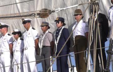 Imagen de oficiales en su llegada a Cádiz a bordo del Esmeralda 