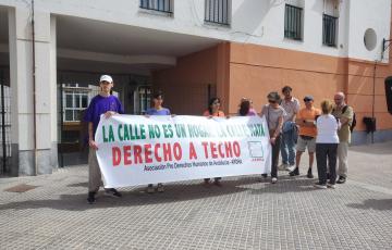 Imagen de la acción de protesta convocada por la Asociación Pro Derechos Humanos de Andalucía en la ciudad. 