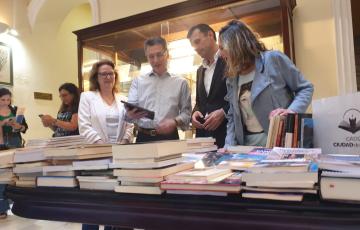 El alcalde acompañado de la teniente de alcalde de Cultura recepciona los libros de la librería Manuel de Falla.