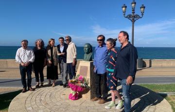 Ofrenda floral en el busto de La Perla de Cádiz