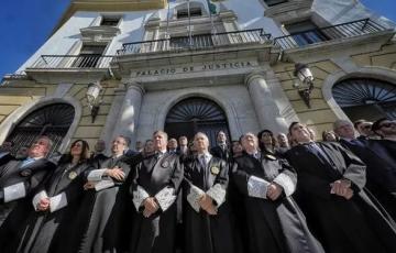 Letrados ante el edificio de la Audiencia Provincial.