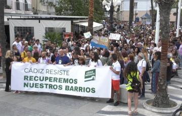 Cádiz Resiste se manifiesta contra la dificultad del acceso a la vivienda y la turistificación.