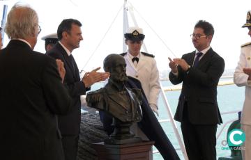 Momento de la entrega al alcalde del busto de Arturo Prat