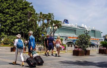 Turistas con maletas llegando a Cádiz.