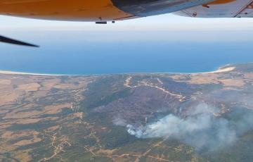 Vista aérea del incendio forestal en el paraje La Peña, en el término municipal de Tarifa