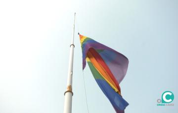 El izado de la bandera arcoiris en Plaza de Sevilla abre los actos por el Día Internacional del Orgullo en Cádiz. 
