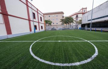 Imagen del césped artificial del campo de fútbol del Pabellón del Casco Histórico renovado. 