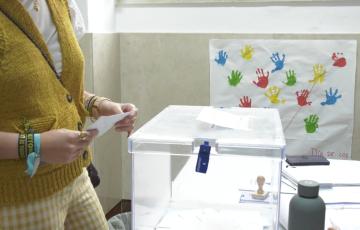 Mujer votando en un colegio de Cádiz 