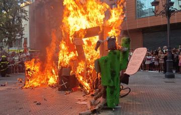 A las 21:00h se quemaba el "juanillo" de la A.VV. Murallas de San Carlos, en la plaza de España.