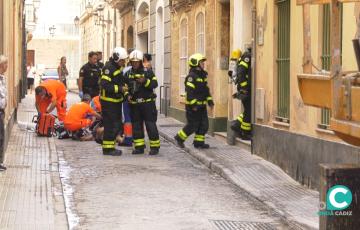 Hasta el lugar se ha desplazado Bomberos, efectivos de la Policía Nacional, Policía Local y Emergencias 061.