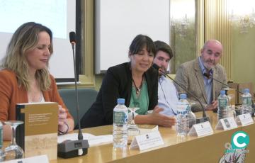 La sede de la UNED en Cádiz sirvió de escenario para presentar el libro del archivero Manuel Antonio Barea.