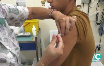 Un joven se vacuna sin cita con el virus del papiloma humano en la ciudad. 