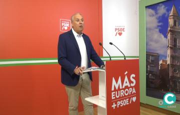 El secretario general del PSOE en la provincia, Juan Carlos Ruiz Boix, atendiendo a los medios de comunicación.