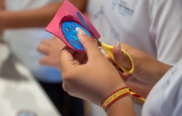 Un escolar elaborando una manualidad en el taller fenicio organizado por el Ayuntamiento de Cádiz