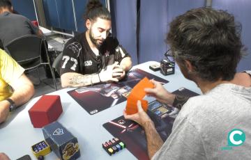 Un grupo de jóvenes participando en el torneo de cartas celebrado en Casa de la Juventud.