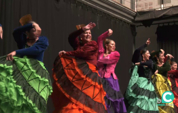 Unos de los momentos de las actuaciones de las Danzas Folclóricas Asociación 'Ciudad de Cádiz'.