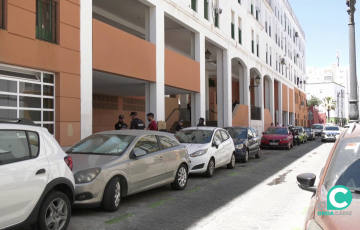 Efectivos de la policía local en los bajos de las escaleras de Capuchinos este lunes