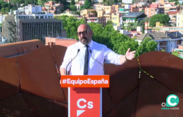 El candidato de la formación naranja interviene en un acto de la campaña