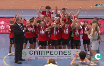 Los pequeños marianistas reciben la copa andaluza de balonmano en Chiclana