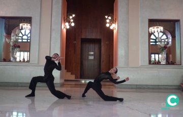 Una de las actuaciones de Cádiz en Danza en la sala de entrada del Teatro Falla