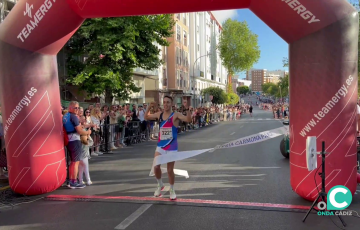 El vencedor de la prueba masculina celebra su entrada en meta