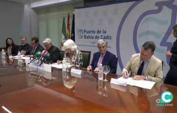 Momento de la firma con la presidenta de la Autoridad Portuaria de la Bahía de Cádiz, junto a representantes de otras instituciones que integrarán el Comité de Bienestar de la Gente del Mar
