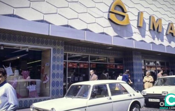 Antigua fachada de los populares supermercados fundados en 1974