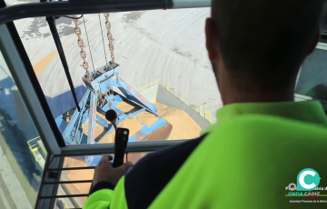 Un operario de grua en el muelle de Cádiz