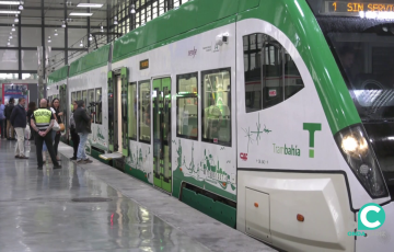 Imagen del Tranvía Metropolitano de la Bahía de Cádiz en la estación de la capital