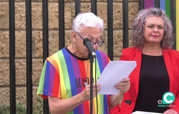 La subdelegada del Gobierno en Cádiz, Blanca Flores, ha presidido el acto reivindicativo a las puertas del edificio 