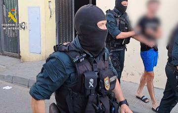 Agentes de la Guardia Civil con uno de los detenidos del operativo en Villamartín