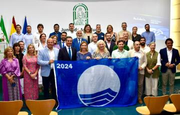 Los representantes de los ayuntamientos de la provincia en cuyas localidades ondearán las enseñas azules en sus playas