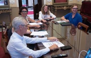 La edil Maite González preside la reunión del Patronato del Festival Iberoamericano de Teatro 