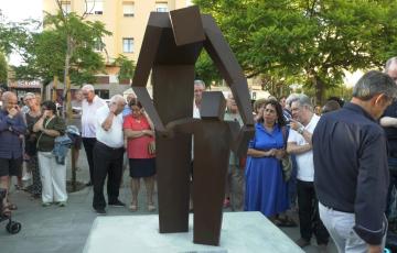 La escultura está realizada por el artista autodidacta leonés Javier Robles.