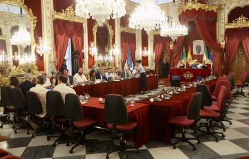 Las sillas del PSOE vacías tras haber abandonado el Pleno de la Diputación de Cádiz