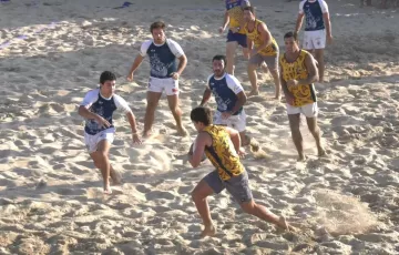 Más de 350 deportistas participan en las Series Nacionales de rugby playa que se celebra en Cádiz.