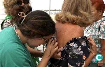 Médicos autoexploran a las personas para evitar el cáncer de piel en el módulo central de la Playa Victoria. 