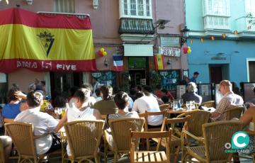 Ambiente en los establecimientos y en las calles de la ciudad para ser testigos del partido de la Selección Española de Fútbol. 