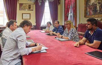 Un momento del encuentro entre los representantes municipales y el colectivo social