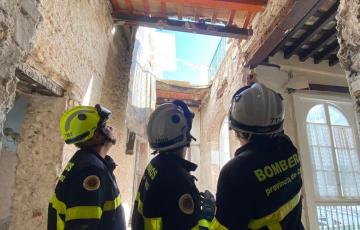 Bomberos inspeccionan el lugar del suceso