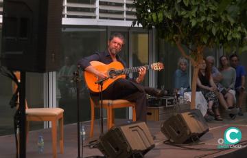 El guitarrista José Carlos Gómez sobre el escenario del patio del ECCO. 